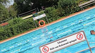 Nur noch an diesem Montag können Besucher im Schwimmerbecken des Landauer Freibads ihre Bahnen ziehen.