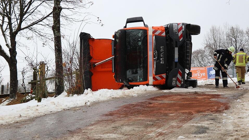Der Laster hat versucht, Erdreich abzuladen. Dabei kommt er ins &Uuml;bergewicht und kippt am Balbersdorfer Friedhof um.