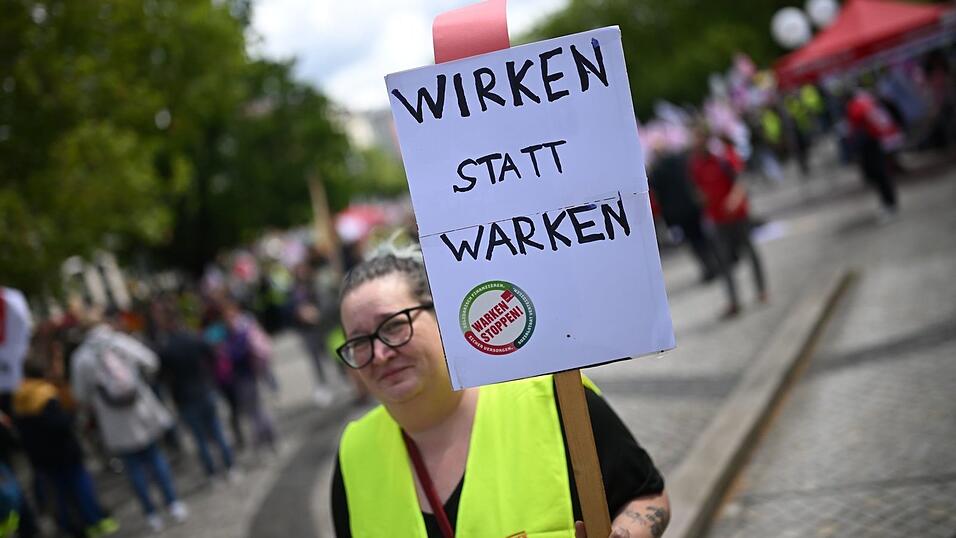 Bundesgesundheitsministerin Nina Warken (CDU) steht im Zentrum der Kritik. Bundesgesundheitsministerin Nina Warken (CDU) steht im Zentrum der Kritik.