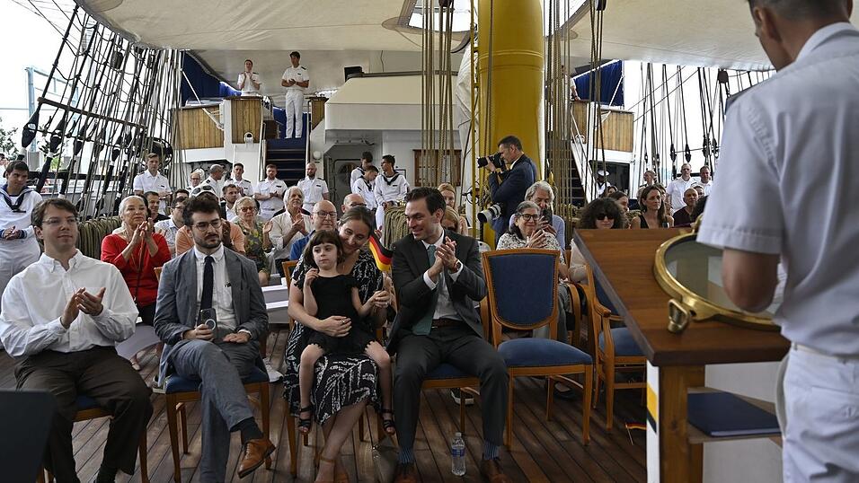 Die Gorch Fock ankert derzeit in New York und wurde zum Schauplatz einer Einbürgerungszeremonie für Nachkommen von NS-Verfolgten. Die Gorch Fock ankert derzeit in New York und wurde zum Schauplatz einer Einbürgerungszeremonie für Nachkommen von NS-Verfolgten.