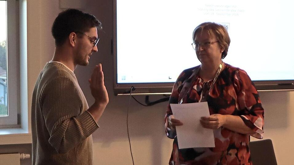 Als Erstes stand in der Sitzung des Gemeinderats auf dem Plan, den neuen Ortssprecher zu vereidigen. Jonas Hetzenecker sprach Barbara Haimerl den Eid nach. Als Erstes stand in der Sitzung des Gemeinderats auf dem Plan, den neuen Ortssprecher zu vereidigen. Jonas Hetzenecker sprach Barbara Haimerl den Eid nach.