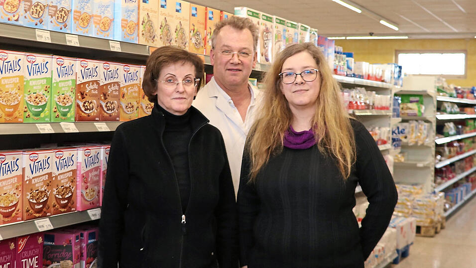 Seit 1996 führen Christa und Franz Röckl den Edeka-Markt, wo sie auch Backwaren ihrer Familienbäckerei verkaufen. Auf dem Foto sind sie mit ihrer Tochter Elisabeth zu sehen. Seit 1996 führen Christa und Franz Röckl den Edeka-Markt, wo sie auch Backwaren ihrer Familienbäckerei verkaufen. Auf dem Foto sind sie mit ihrer Tochter Elisabeth zu sehen.