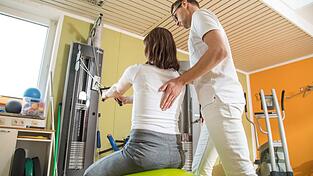 Bei akuten Rückenschmerzen hilft der Physiotherapeut mit Übungen.