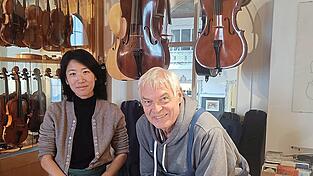 Geigenbaumeister Helmut Pöser mit seiner Nachfolgerin Younsun Pahlke.