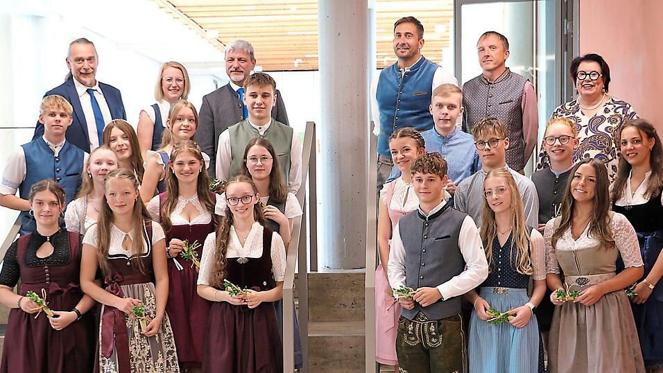 Die besten Absolventen des Jahres 2025 der Realschule Furth im Wald: Kilian Schneider (1,00), Sofia Seidl (1,08), Lena M&uuml;hlbauer (1,27), Benedikt Heuberger (1,36), Anna Stoiber (1,42), Benedikt Buhl (1,45), Toni Deglmann (1,45), Lea Altmann (1,5), Valentina Kerscher (1,55), Sophia Schreiner (1,58), Bastian M&uuml;hlbauer (1,64), Daniela Graf (1,67), Melissa Vogl (1,67), Romina Wendl (1,73), Michael Robl (1,82), Lilly Altmann (1,83), Viktoria Koller (1,83) und Verena Bohmann (1,92).