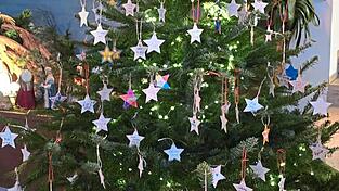 Dieser Baum mit den Namen der Sternenkinder stand im vergangenen Jahr erstmals in der Chamer Kirche St. Josef. Am Dienstagabend wird ein solcher in der St. Bartholomäus-Kirche in Gleißenberg behangen.