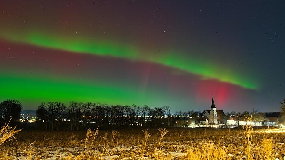 Christian Straubinger hat die Polarlichter &uuml;ber Loiching im Landkreis Dingolfing-Landau aufgenommen.