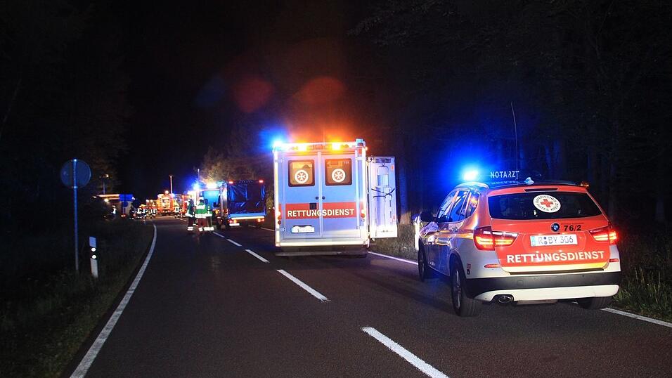 Schrecklicher Unfall in der Nacht auf Mittwoch in einem Waldst&uuml;ck bei Heinsacker (Kreis Regensburg). Die beiden Autowracks wurden von den Einsatzkr&auml;ften im Unterholz gefunden.