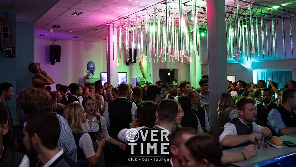 Auch am zweiten Volksfestfreitag schauten viele G&auml;ste im Overtime vorbei.