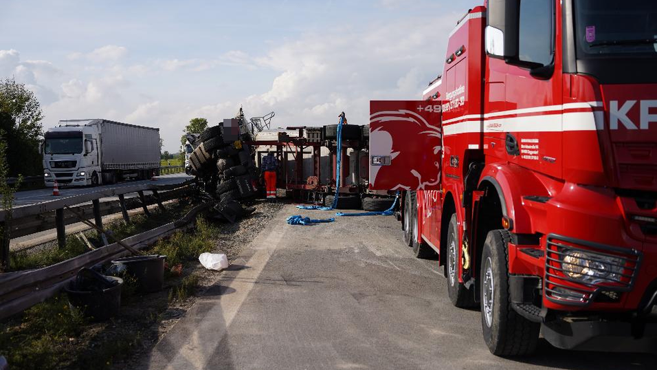 Die geladenen Eisensp&auml;ne verteilten sich quer &uuml;ber die A3, bei der Reinigung half das THW.
