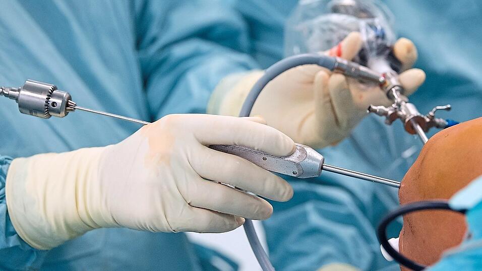 In den meisten Fällen geht alles gut: Ein Arzt operiert einen Patienten am Knie. In den meisten Fällen geht alles gut: Ein Arzt operiert einen Patienten am Knie.