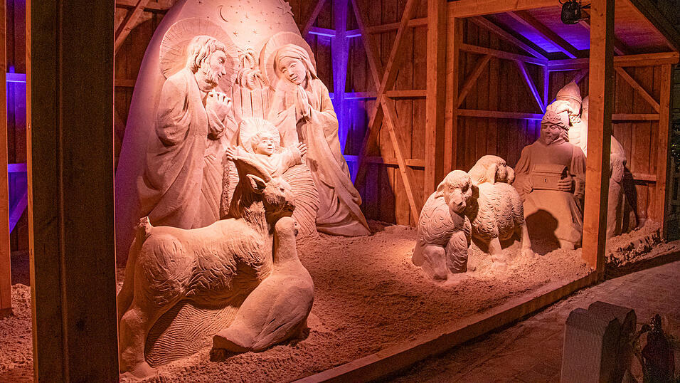 Vor der Sandkrippe lie&szlig;en sich viele Besucher fotografieren.