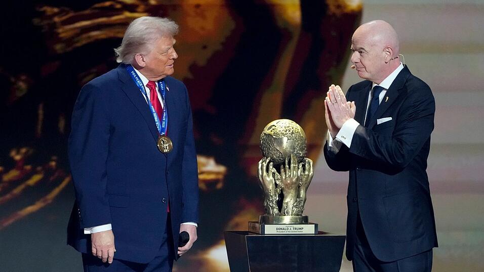 US-Pr&auml;sident Donald Trump (l) und FIFA-Chef Gianni Infantino verstehen sich gut. (Archivbild)
