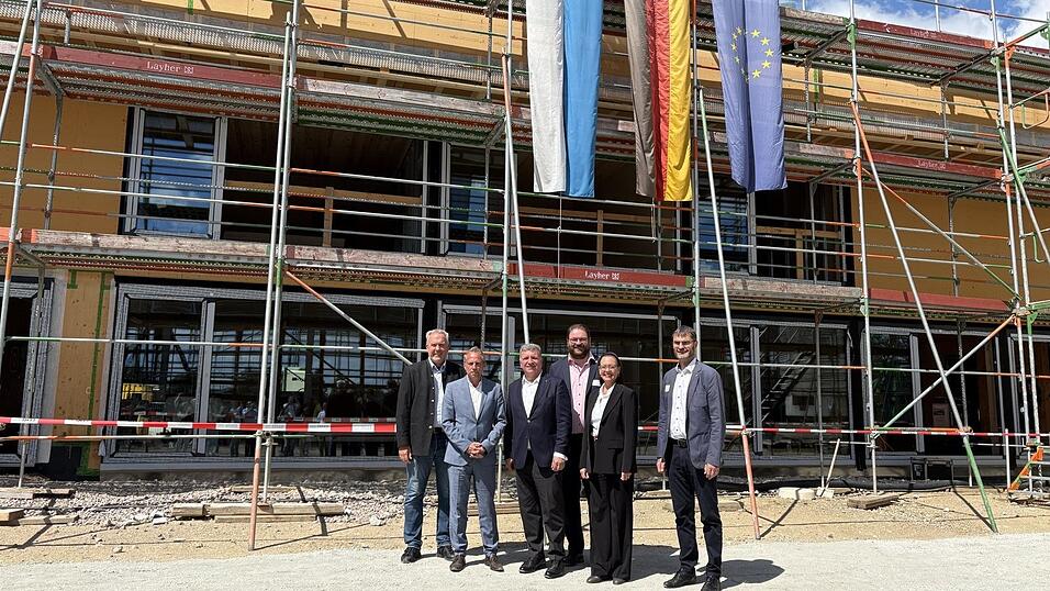 Bürgermeister Peter Stranninger, die Minister Thorsten Glauber und Christian Bernreiter, Landrat Tobias Beck, Behördenleiterin des Bauamtes Landshut Uta Riedel und Leiter des Wasserwirtschaftsamtes Siegfried Ratzinger (v. l.) freuen sich, dass bereits ein Drittel der Arbeiten geschafft ist. Bürgermeister Peter Stranninger, die Minister Thorsten Glauber und Christian Bernreiter, Landrat Tobias Beck, Behördenleiterin des Bauamtes Landshut Uta Riedel und Leiter des Wasserwirtschaftsamtes Siegfried Ratzinger (v. l.) freuen sich, dass bereits ein Drittel der Arbeiten geschafft ist.