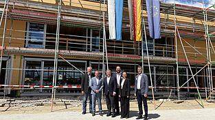 Bürgermeister Peter Stranninger, die Minister Thorsten Glauber und Christian Bernreiter, Landrat Tobias Beck, Behördenleiterin des Bauamtes Landshut Uta Riedel und Leiter des Wasserwirtschaftsamtes Siegfried Ratzinger (v. l.) freuen sich, dass bereits ein Drittel der Arbeiten geschafft ist. Bürgermeister Peter Stranninger, die Minister Thorsten Glauber und Christian Bernreiter, Landrat Tobias Beck, Behördenleiterin des Bauamtes Landshut Uta Riedel und Leiter des Wasserwirtschaftsamtes Siegfried Ratzinger (v. l.) freuen sich, dass bereits ein Drittel der Arbeiten geschafft ist.