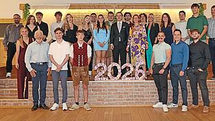 Ausbildungsleiterin Andrea Strebl, Marc-Andre Alram von der IHK (beide Mitte) und stellvertretender Betriebsratsvorsitzender Martin Boxhammer (links) mit den freigesprochenen Azubis und ihren Ausbildern. Ausbildungsleiterin Andrea Strebl, Marc-Andre Alram von der IHK (beide Mitte) und stellvertretender Betriebsratsvorsitzender Martin Boxhammer (links) mit den freigesprochenen Azubis und ihren Ausbildern.