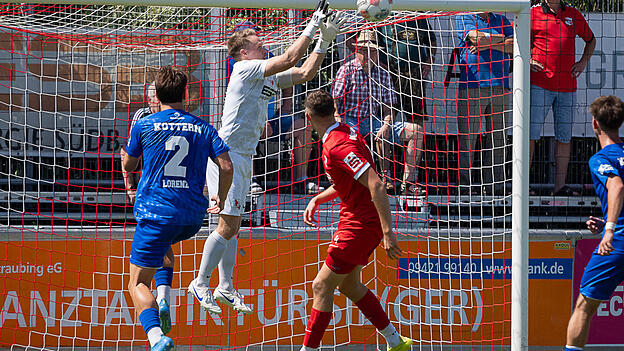 Das letzte Heimspiel gegen den TSV Kottern (in Blau) hat die SpVgg Hankofen (in Rot) um Torwart Sebastian Maier (in Wei&szlig;) gewonnen. Nun will die Beck-Elf auch Pipinsried ein Bein stellen.