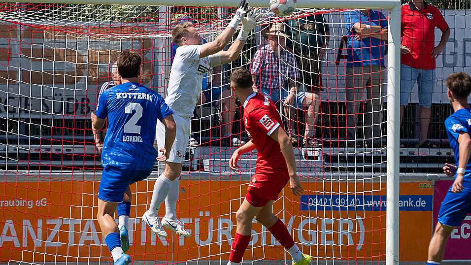 Das letzte Heimspiel gegen den TSV Kottern (in Blau) hat die SpVgg Hankofen (in Rot) um Torwart Sebastian Maier (in Weiß) gewonnen. Nun will die Beck-Elf auch Pipinsried ein Bein stellen. Das letzte Heimspiel gegen den TSV Kottern (in Blau) hat die SpVgg Hankofen (in Rot) um Torwart Sebastian Maier (in Weiß) gewonnen. Nun will die Beck-Elf auch Pipinsried ein Bein stellen.