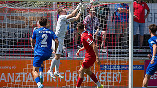 Das letzte Heimspiel gegen den TSV Kottern (in Blau) hat die SpVgg Hankofen (in Rot) um Torwart Sebastian Maier (in Weiß) gewonnen. Nun will die Beck-Elf auch Pipinsried ein Bein stellen. Das letzte Heimspiel gegen den TSV Kottern (in Blau) hat die SpVgg Hankofen (in Rot) um Torwart Sebastian Maier (in Weiß) gewonnen. Nun will die Beck-Elf auch Pipinsried ein Bein stellen.