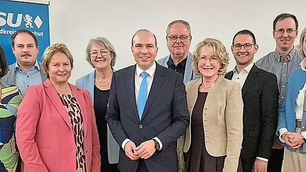 Schulterschluss der neugewählten Kreisvorstandschaft mit Ehrengästen: Bürgermeister Hans-Peter Deifel, Bezirksrätin Martina Hammerl, Digitalbeauftragter Jürgen Schindelbeck, stellv. Landrätin Claudia Geilersdorfer, Bürgermeisterin Luise Hausberger, Kreisvorsitzender und Bundestagsabgeordneter Florian Oßner, Bürgermeister Josef Klaus, Bezirksrätin Monika Maier, stellv. Kreisvorsitzender Martin Huber, Schriftführer Karl-Josef Wenninger, Landtagsabgeordnete Petra Högl und Schatzmeister Siegfried Ziegler.