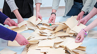 Rund 150 ehrenamtliche Wahlhelfer engagierten sich bei der Auszählung der Kommunalwahl. Rund 150 ehrenamtliche Wahlhelfer engagierten sich bei der Auszählung der Kommunalwahl.