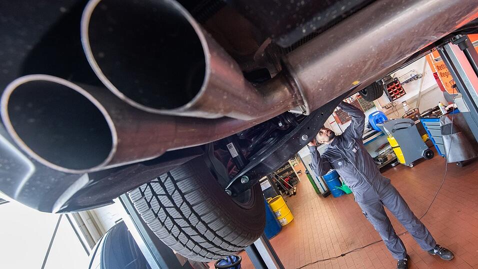 Muss das Auto repariert werden, wird es in der Regel teuer. (Symbolbild)