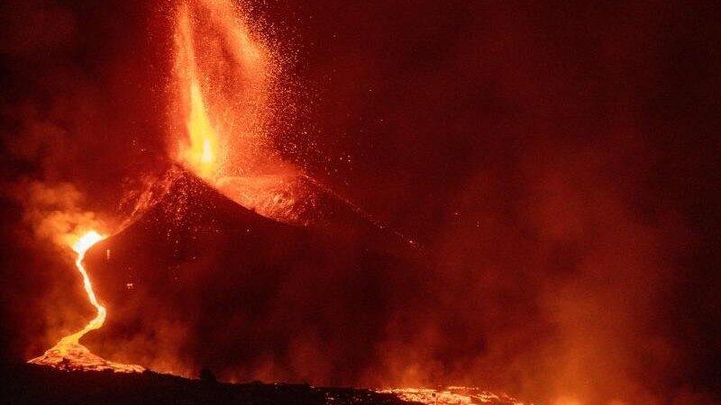 Der Vulkan Cumbre Vieja auf La Palma st&ouml;&szlig;t weiter Lava aus.