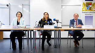 Reges Medieninteresse: Die Staatsanw&auml;lte Angela Miechielsen und Hans Kornprobst sowie Pressesprecherin Anne Leiding (v. l.) ziehen bei einer Pressekonferenz Bilanz zu den Ermittlungen im Missbrauchsskandal in der Erzdi&ouml;zese M&uuml;nchen und Freising.