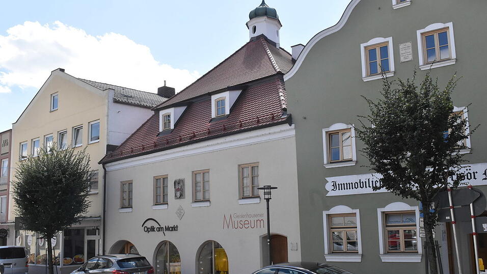 Das alte Rathaus war zu klein geworden, so dass man vor dem Neubau des heutigen Gebäudes den früheren Pfarrhof für die Dienstgeschäfte nutzte. Heute beherbergt das Gebäude das 'Geisenhausener Museum'. Das alte Rathaus war zu klein geworden, so dass man vor dem Neubau des heutigen Gebäudes den früheren Pfarrhof für die Dienstgeschäfte nutzte. Heute beherbergt das Gebäude das 'Geisenhausener Museum'.