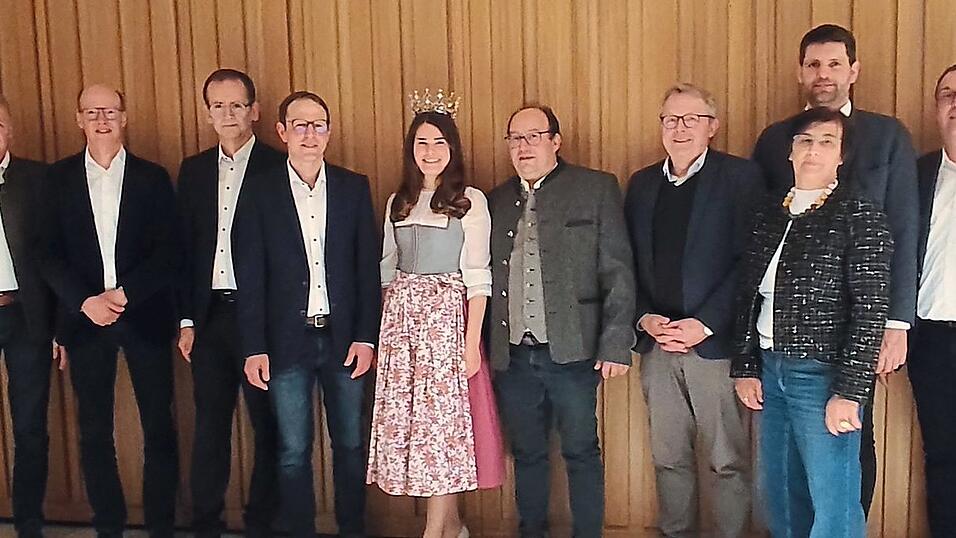 Sebastian Niederreiter; Dritter Vorsitzender Dr. Timo Winkelmann, Molkerei frischli; Georg Müller, Privatmolkerei Bechtel; Reinhard Gruber; Erste Vorsitzende und Milchkönigin Elisabeth Heimerl; Franz-Josef Hecker; Zweiter Vorsitzender Josef Eichenseer, AELF; Sebastian Kraus, Bayern-MEG; Paula Hochholzer, Kreisbäuerin und Franz Feuerriegel, Erzeugerberater frischli (von links).