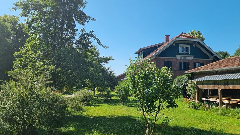 Starkregen während eines Gewitters sorgt vor 100 Jahren für schwere Schäden im Raum Haibach/Konzell. Auch im Bereich des Bahnhofs Konzell-Süd kommt es zu Unterspülungen. Das ehemalige Bahnhofsgebäude (Bild) trägt noch die Bahnhofsaufschrift, ist aber längst in Privatbesitz. Links im Bild verliefen die Gleise - jetzt ein Radweg. Starkregen während eines Gewitters sorgt vor 100 Jahren für schwere Schäden im Raum Haibach/Konzell. Auch im Bereich des Bahnhofs Konzell-Süd kommt es zu Unterspülungen. Das ehemalige Bahnhofsgebäude (Bild) trägt noch die Bahnhofsaufschrift, ist aber längst in Privatbesitz. Links im Bild verliefen die Gleise - jetzt ein Radweg.