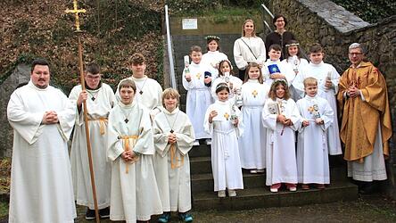 Pfarrer Johann Wutz, Gemeindereferent Tobias Krenn, Rektorin Eva K&ouml;nigsberger, Referendarin Annalena Kolbeck, die Ministranten und die zehn Erstkommunikanten der Pfarrei Hohenwarth