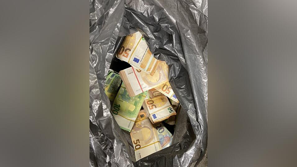 Bündelweise Bargeld: Solche Funde hat die Polizei entlang der A 3 in Ostbayern 2024 öfter gemacht. Bündelweise Bargeld: Solche Funde hat die Polizei entlang der A 3 in Ostbayern 2024 öfter gemacht.