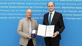 Finanz- und Heimatminister Albert Füracker überreicht das Bundesverdienstkreuz am Bande an Säp Kiesl. Finanz- und Heimatminister Albert Füracker überreicht das Bundesverdienstkreuz am Bande an Säp Kiesl.