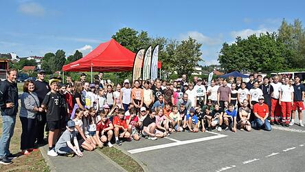 75 Sch&uuml;ler der 5. Klasse, Lehrkr&auml;fte und Mitarbeiter von Feuerwehr, Wasserwacht, Jugendrotkreuz und &bdquo;Treffpunkt Ehrenamt&ldquo; freuten sich mit Realschulkonrektor Alexander G&ouml;tzfried (links) und Organisatorin Ina Krause &uuml;ber den Aktionstag.