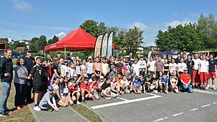 75 Schüler der 5. Klasse, Lehrkräfte und Mitarbeiter von Feuerwehr, Wasserwacht, Jugendrotkreuz und „Treffpunkt Ehrenamt“ freuten sich mit Realschulkonrektor Alexander Götzfried (links) und Organisatorin Ina Krause über den Aktionstag. 75 Schüler der 5. Klasse, Lehrkräfte und Mitarbeiter von Feuerwehr, Wasserwacht, Jugendrotkreuz und „Treffpunkt Ehrenamt“ freuten sich mit Realschulkonrektor Alexander Götzfried (links) und Organisatorin Ina Krause über den Aktionstag.