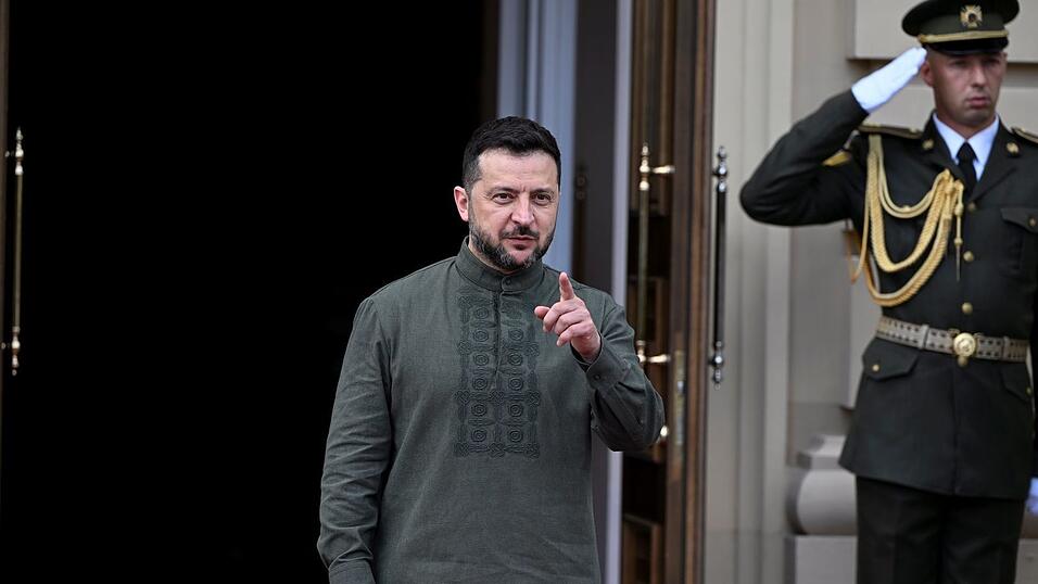 Der ukrainische Präsident Wolodymyr Selenskyj hat zum 35. Jahrestag der Unabhängigkeit des Landes weiteren Widerstand gegen Russlands Angriffskrieg angekündigt. Der ukrainische Präsident Wolodymyr Selenskyj hat zum 35. Jahrestag der Unabhängigkeit des Landes weiteren Widerstand gegen Russlands Angriffskrieg angekündigt.
