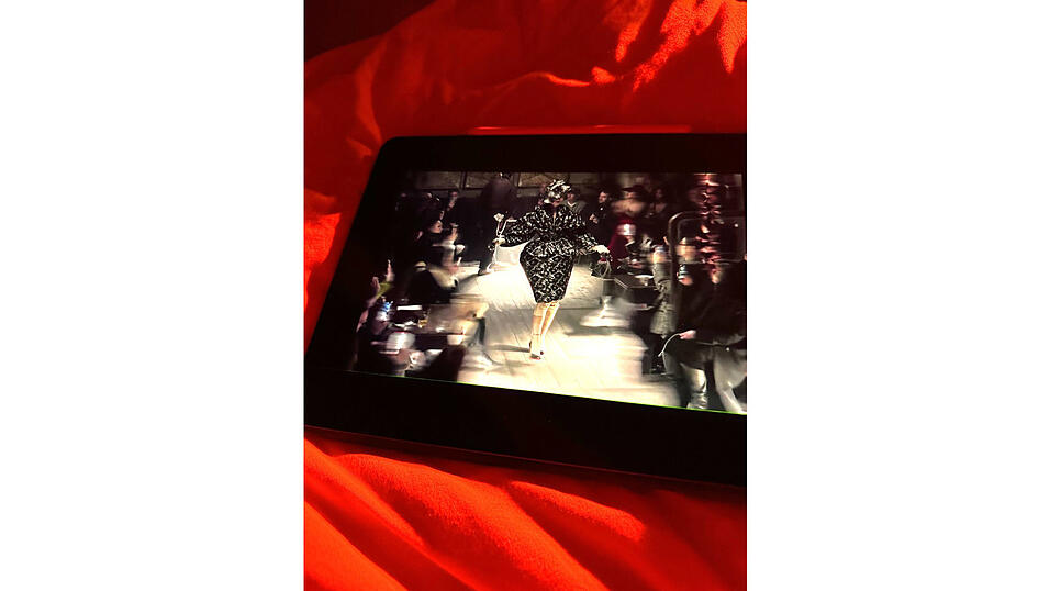 Die Shows auf den Fashion Weeks lassen sich von zu Hause aus streamen. Die Shows auf den Fashion Weeks lassen sich von zu Hause aus streamen.