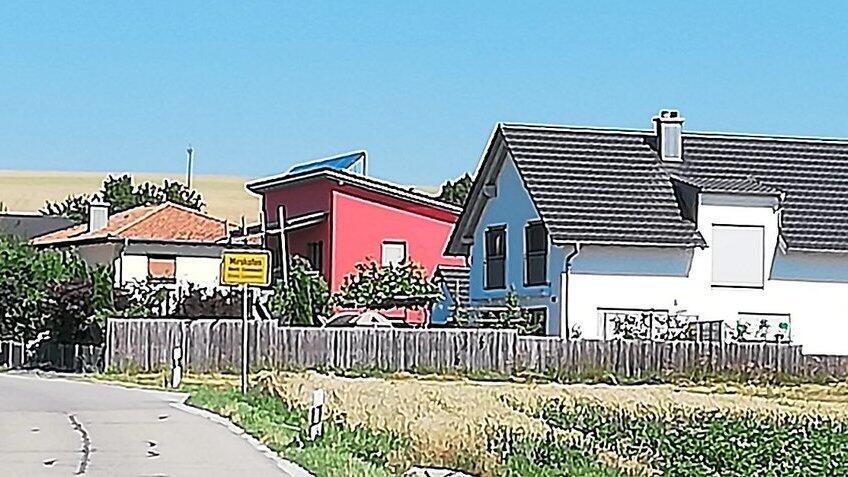 In Mirskofen sind unterschiedliche Dachformen zu finden. Im neuen Baugebiet 'Westlich der Ziegelei' hat der Marktrat wie er nun bei einem ersten Bauantrag feststellen musste eigentlich nur Toskana-D&auml;cher zugelassen.