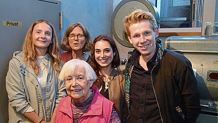 Während der Kurzfilmnacht: (v.l.) Laura Klöck (Moosburg Marketing), Daniela Eiden und Dorothea Band (Altstadtförderer Moosburg), Elisabeth Kratzer (Jury) und Bernhard Wohlfahrter („Das jüngste Gerücht“).