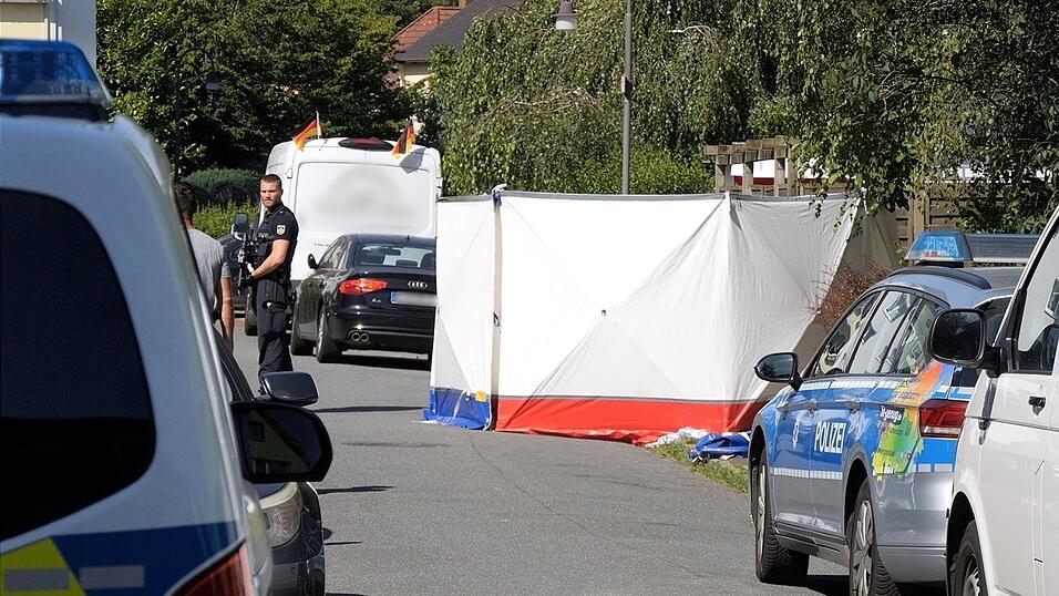 Einsatzkräfte gehen von einem Gewaltverbrechen aus. Einsatzkräfte gehen von einem Gewaltverbrechen aus.