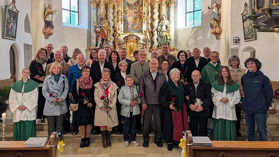 Ehepaare feierten gemeinsam ihr Jubiläum beim Gottesdienst. Ehepaare feierten gemeinsam ihr Jubiläum beim Gottesdienst.