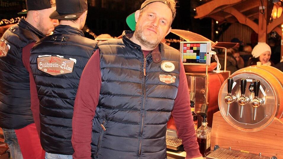 Der idyllische Christkindlmarkt in der Freyung in Landshut zählt zu den schönsten Christkindlmärkten Bayerns. Bei eisigen Temperaturen ist dort insbesondere die Glühwein-Alm natürlich heiß begehrt. Der idyllische Christkindlmarkt in der Freyung in Landshut zählt zu den schönsten Christkindlmärkten Bayerns. Bei eisigen Temperaturen ist dort insbesondere die Glühwein-Alm natürlich heiß begehrt.