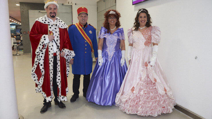 Die Narren waren bester Stimmung und hatten sich allesamt kreative Kostüme ausgesucht. Die Narren waren bester Stimmung und hatten sich allesamt kreative Kostüme ausgesucht.