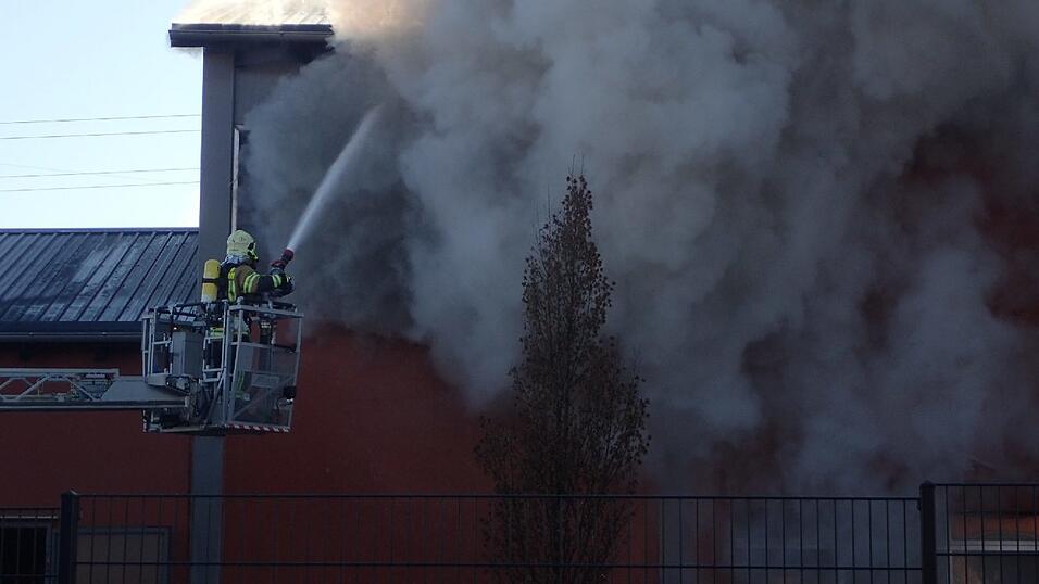 Feuerwehreinsatz in Altdorf: Dort ist am Dienstag in einer Lackiererei im Sonnenring ein Brand ausgebrochen.