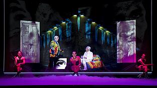 Der bunt gewandete Kunstmaler Titorelli (Hany Abdelzaher) empfängt Josef K. (Daniel Pataky), während die 'Drei Herren' (vorne, von links: Alejandro Nicolás Firlei Fernández, Christopher Wernecke, Felix Rabas) in Minikleidern für Atmosphäre sorgen. Der bunt gewandete Kunstmaler Titorelli (Hany Abdelzaher) empfängt Josef K. (Daniel Pataky), während die 'Drei Herren' (vorne, von links: Alejandro Nicolás Firlei Fernández, Christopher Wernecke, Felix Rabas) in Minikleidern für Atmosphäre sorgen.