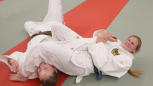 Wie Judith Keil (Blaugurt) sagt, mag sie Bodentechniken nicht so gerne. Trotzdem trainiert sie, um die verdiente Para-Nationalmannschaft-Belohnung zu bekommen. 'Kollegin' Antonia Bauer (Braungurt) hilft der Judoka, ihre Fähigkeiten auf eine höhere Ebene zu bringen. 'In keinem Training habe ich einen Zusammenhalt wie hier erlebt. Ich bin bei der TGL auch wegen der Leute', betont sie.