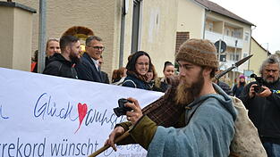 Als Finnian Garvey seinen Zielpunkt erreichte, wartete dort bereits ein Empfangskomitee mit einem Banner auf ihn.