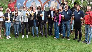 Veranstalter und Helfer probierten das Festbier, das exklusiv für das Rötzer Heimatfest und das Jubiläum der FFW Hetzmannsdorf gemacht worden ist. Veranstalter und Helfer probierten das Festbier, das exklusiv für das Rötzer Heimatfest und das Jubiläum der FFW Hetzmannsdorf gemacht worden ist.