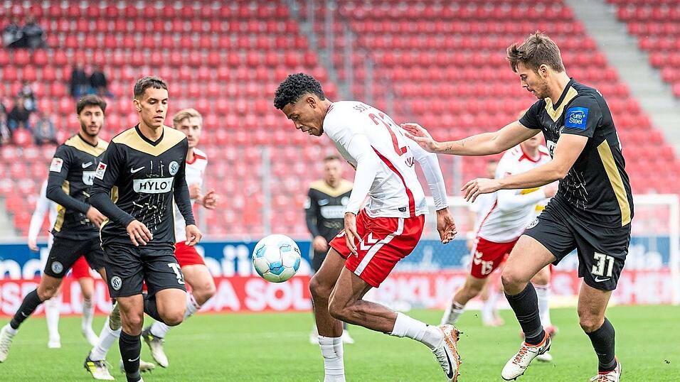 Das bislang letzte Tor für den SSV Jahn Regensburg hat Noah Ganaus (am Ball) am 2. November gegen Elversberg erzielt. Seit 524 Pflichtspiel-Minuten warten die Oberpfälzer nun schon auf einen Treffer. Das bislang letzte Tor für den SSV Jahn Regensburg hat Noah Ganaus (am Ball) am 2. November gegen Elversberg erzielt. Seit 524 Pflichtspiel-Minuten warten die Oberpfälzer nun schon auf einen Treffer.